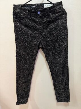 Women’s Black Paisley Stretch Jeans